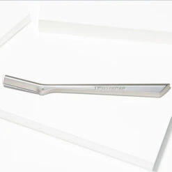 Tweezerman Facial Razor -Care Product Store 1023 R Facial Razor Lifestyle 2 11dd96daa3fc8c5e1119bc3ea0940038