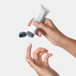 Dermalogica Active Moist Moisturiser -Care Product Store 111064 lifestyle 2 11dd96daa3fc8c5e1119bc3ea0940038