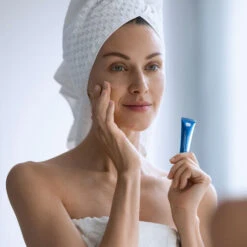 FOREO Espada BHA+PHA Blemish Solution -Care Product Store ESPADA BHAPHA Blemish Solution model lifestyle 7 GL 11dd96daa3fc8c5e1119bc3ea0940038