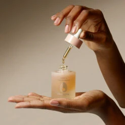 Omorovicza Queen Oil -Care Product Store Hands Queen Oil 7 1080x1080px 11dd96daa3fc8c5e1119bc3ea0940038